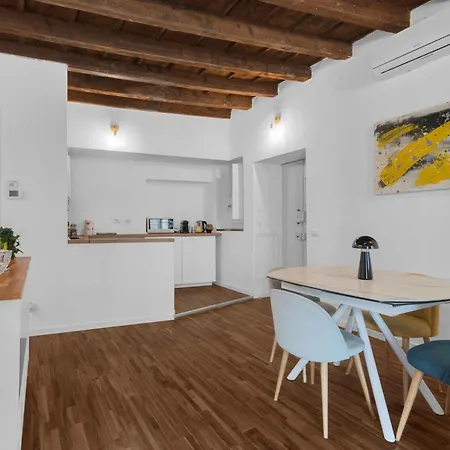 - Alzaia Naviglio Grande Appartement Milan