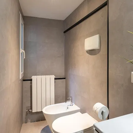 - Alzaia Naviglio Grande Daire *
